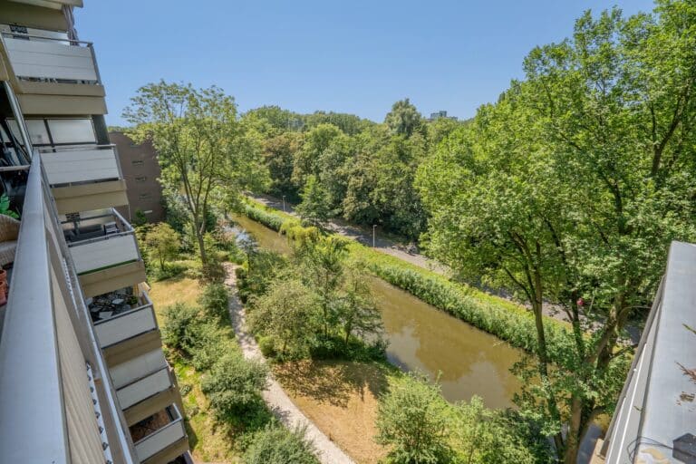 Foto van de woning aan de Aart van der Leeuwlaan 84