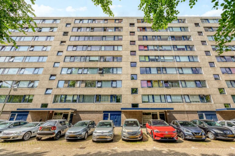 Foto van de woning aan de Roland Holstlaan 746