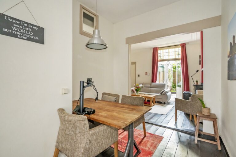 Foto van de woning aan de Warmoezierstraat 13